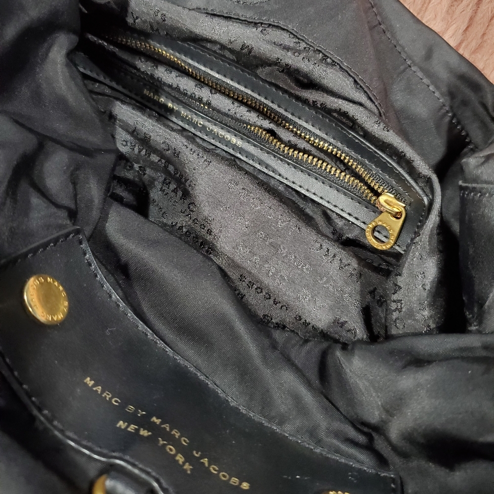 Marc Jacob's bag black colored gold hardware Eguc